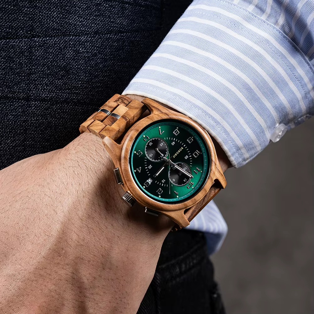 Montre en bois homme Émeraude modèle Olivier avec cadran vert dégradé et chronographe portée au poignet