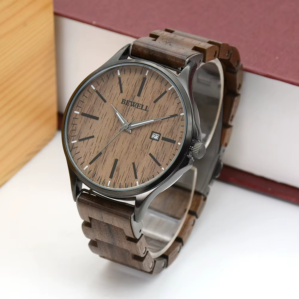 Montre en bois homme Milano avec cadran en noyer et bezel noir minimaliste vue de face sur support blanc et rouge