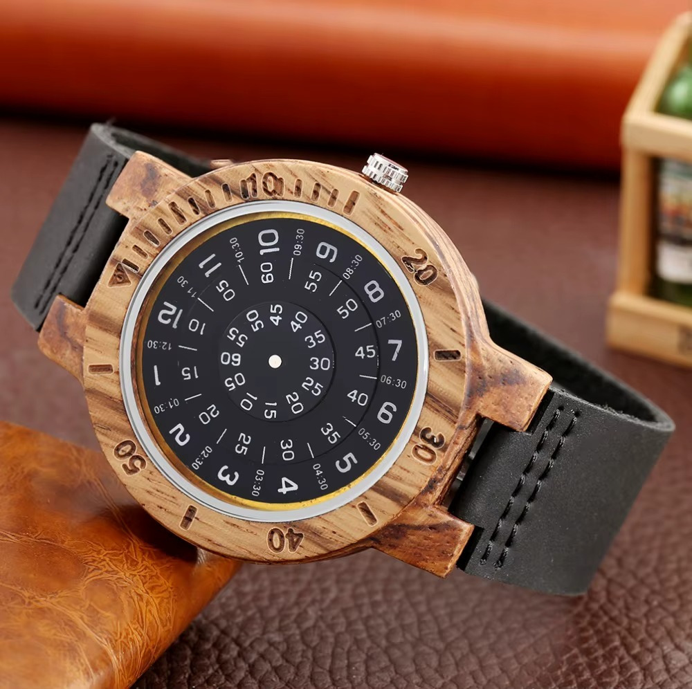 Montre en bois Nébula pour homme avec cadran à disques noirs et bracelet cuir noir vue en angle rapproché