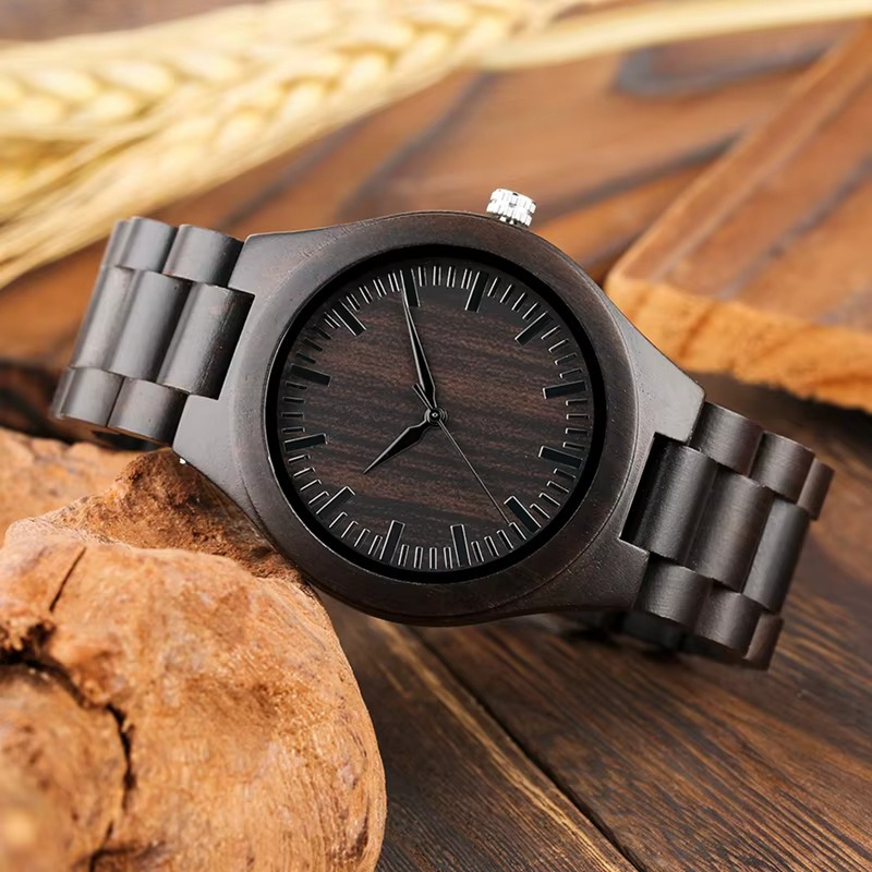 Montre en bois homme Onyx noire ébène avec cadran ton sur ton vue de face sur surface en bois