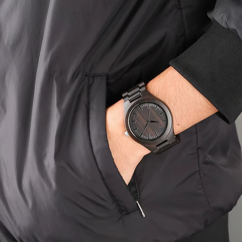 Montre en bois homme Onyx noire ébène avec cadran ton sur ton portée au poignet