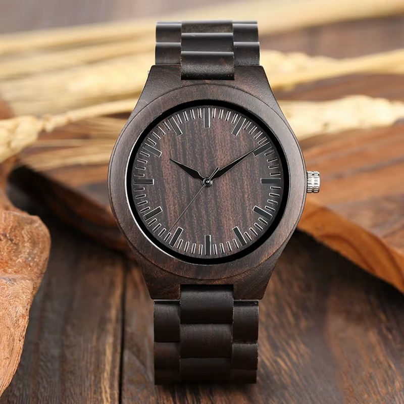 Montre en bois homme Onyx noire ébène avec cadran ton sur ton en gros plan