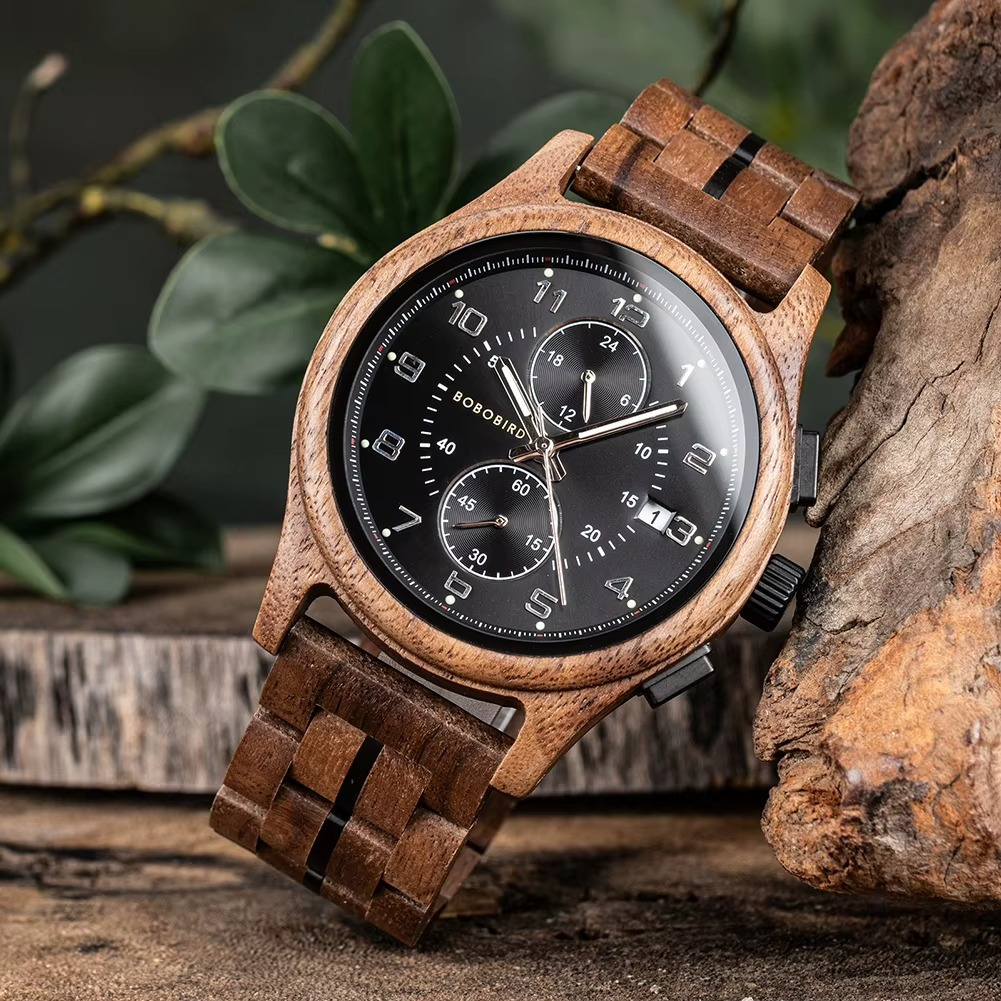 Montre en bois homme Walden modèle Noyer avec cadran noir chronographe et aiguilles lumineuses, vue en gros plan sur bracelet en bois
