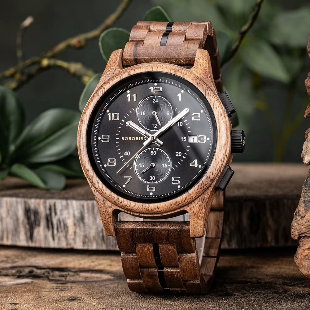 Montre en bois homme Walden en noyer avec cadran noir, chronographe et aiguilles lumineuses vue de face