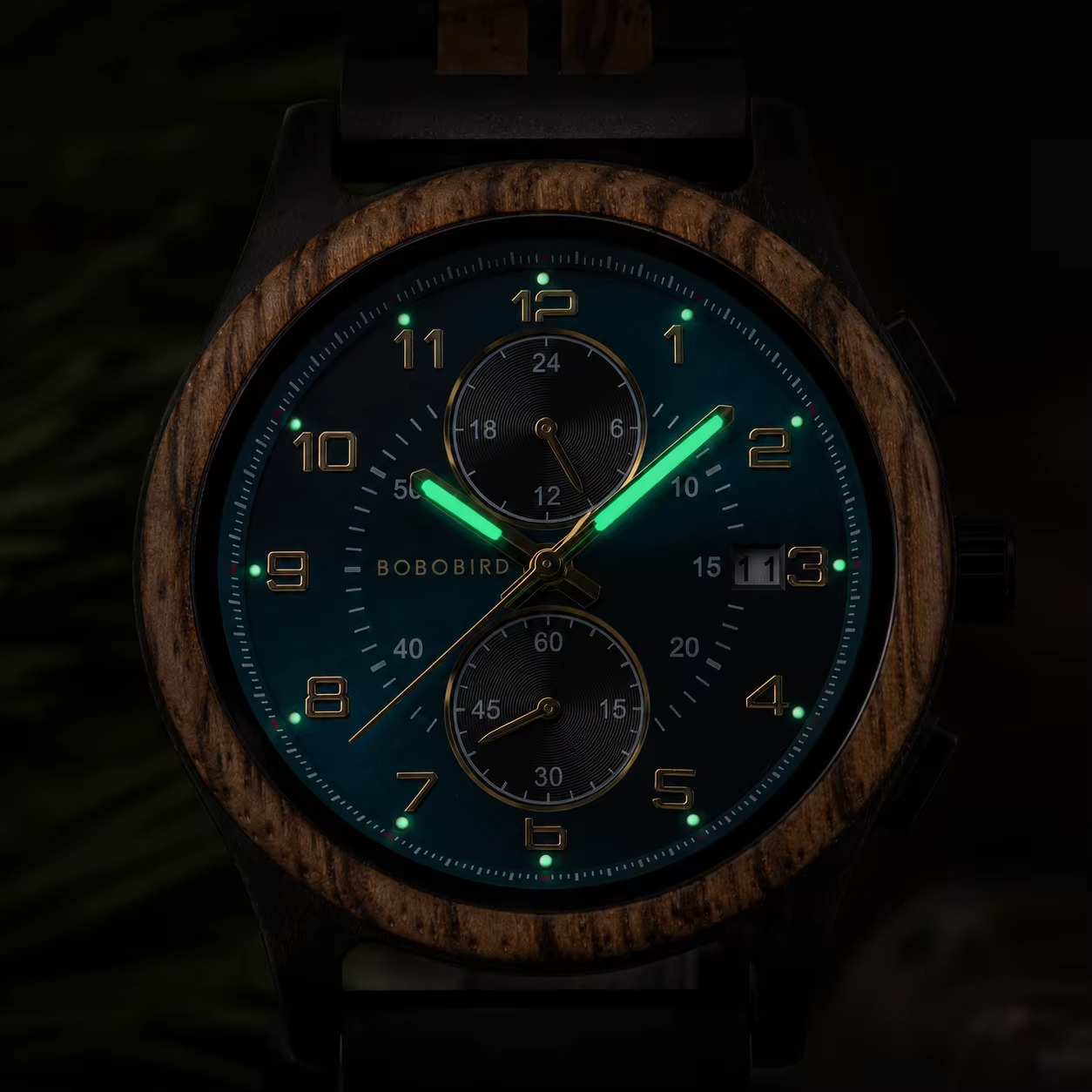 Montre en bois homme Walden modèle Noyer avec cadran noir, chronographe et aiguilles lumineuses visibles dans l'obscurité