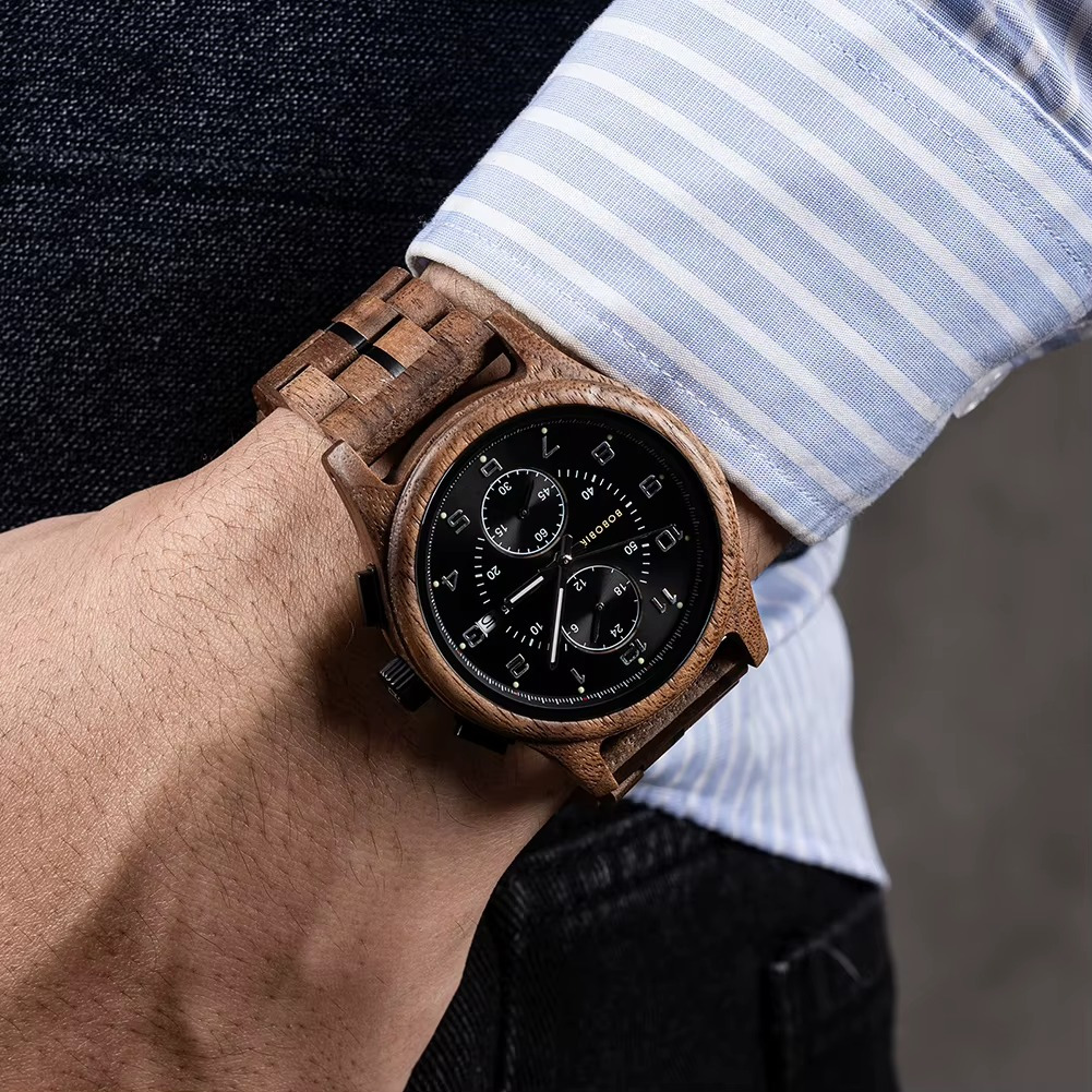 Montre en bois homme Walden en noyer avec chronographe et aiguilles lumineuses portée au poignet