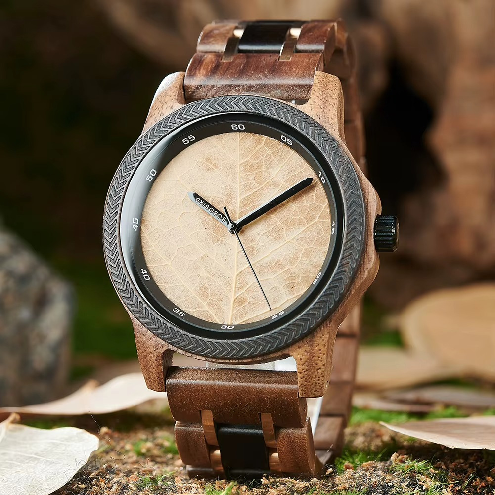 Montre en bois Kodama avec cadran beige motif feuille et design minimaliste
