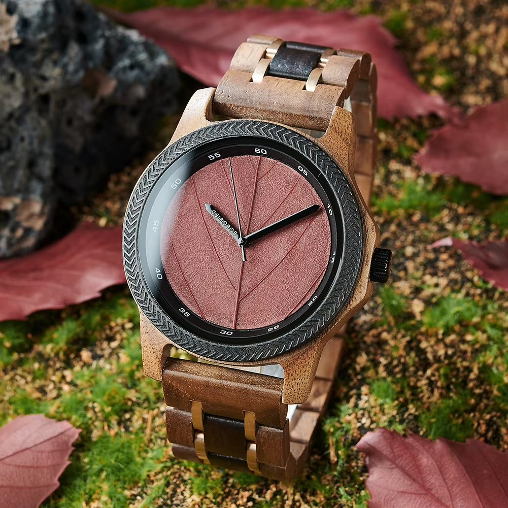 Montre en bois Kodama avec cadran feuille rose et design minimaliste, vue rapprochée sur le cadran rond