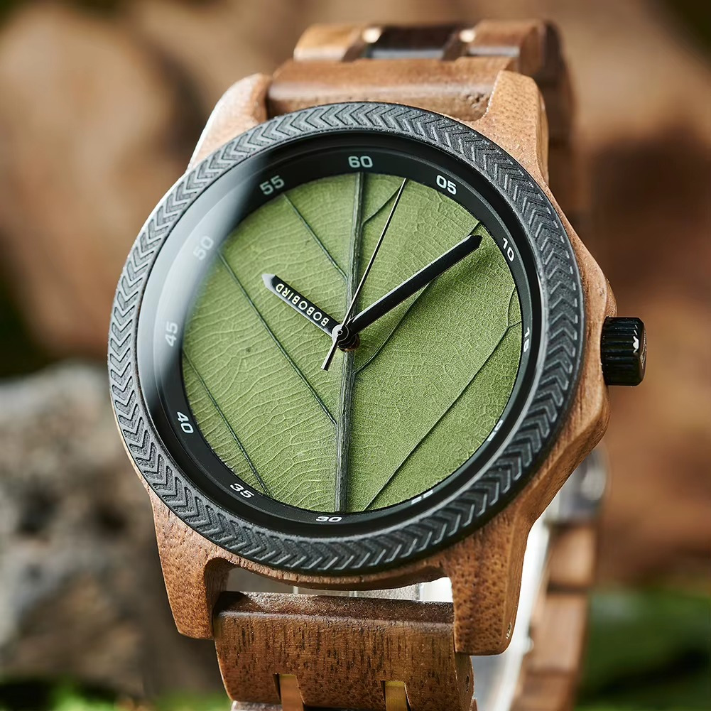 Montre en bois Kodama avec cadran vert à motif feuille et design minimaliste