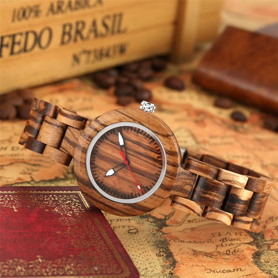 Montre en bois Lumina pour femme de 36 mm avec aiguilles lumineuses et bracelet en bois foncé posé sur une surface vintage