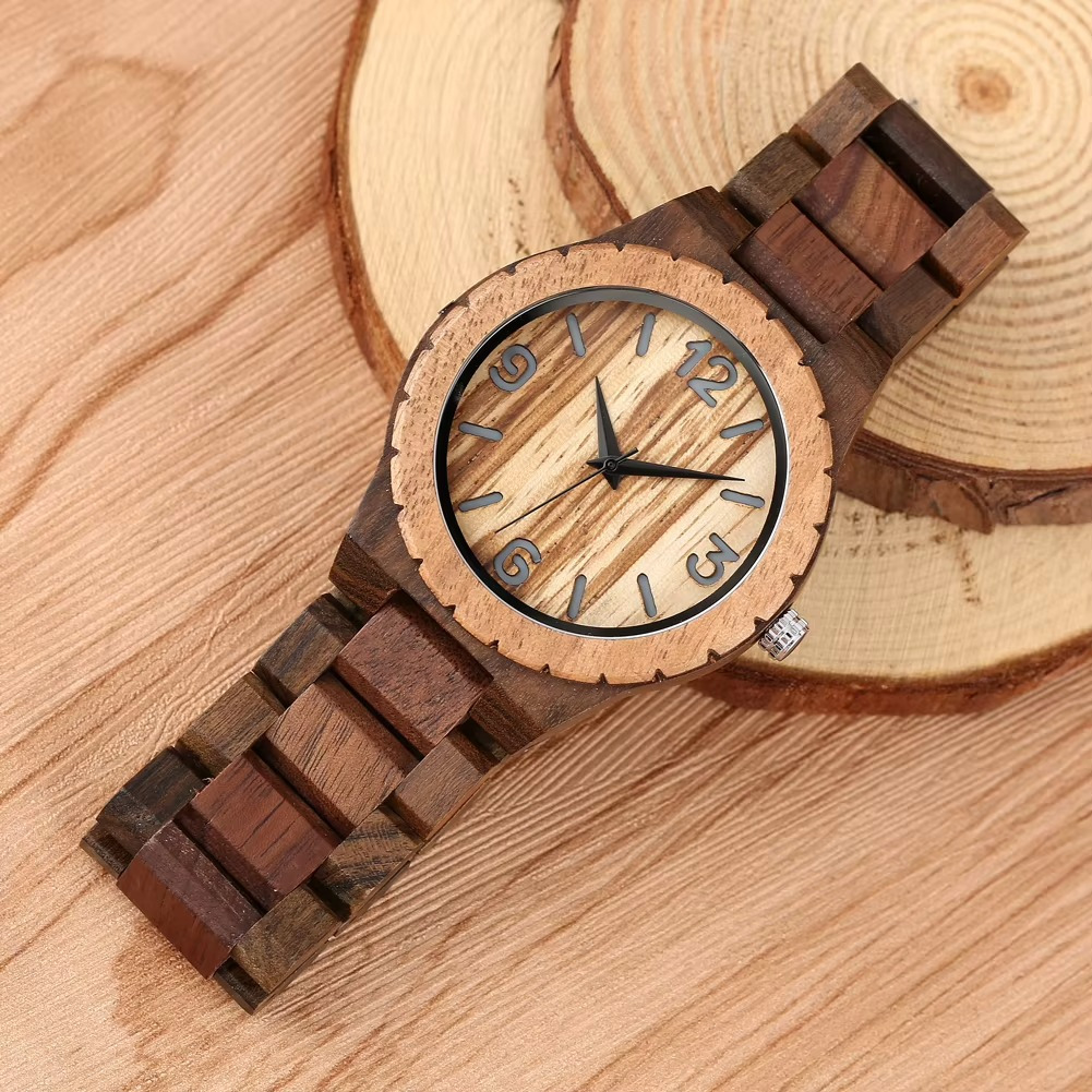 Montre en bois massif homme Tolède bicolore noyer avec chiffres arabes vue de face sur fond bois clair