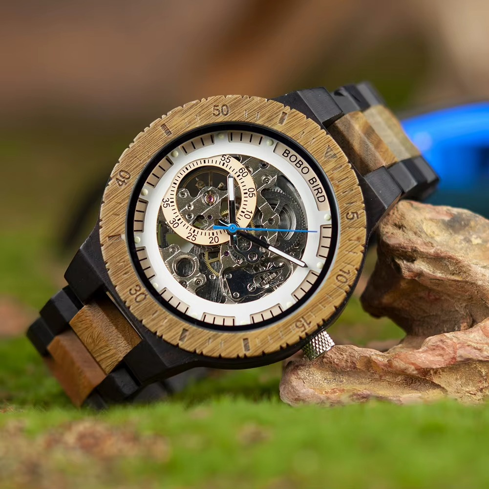 Montre en bois mécanique homme Kaïro avec cadran squelette et bracelet en bois clair et foncé, vue de face en gros plan
