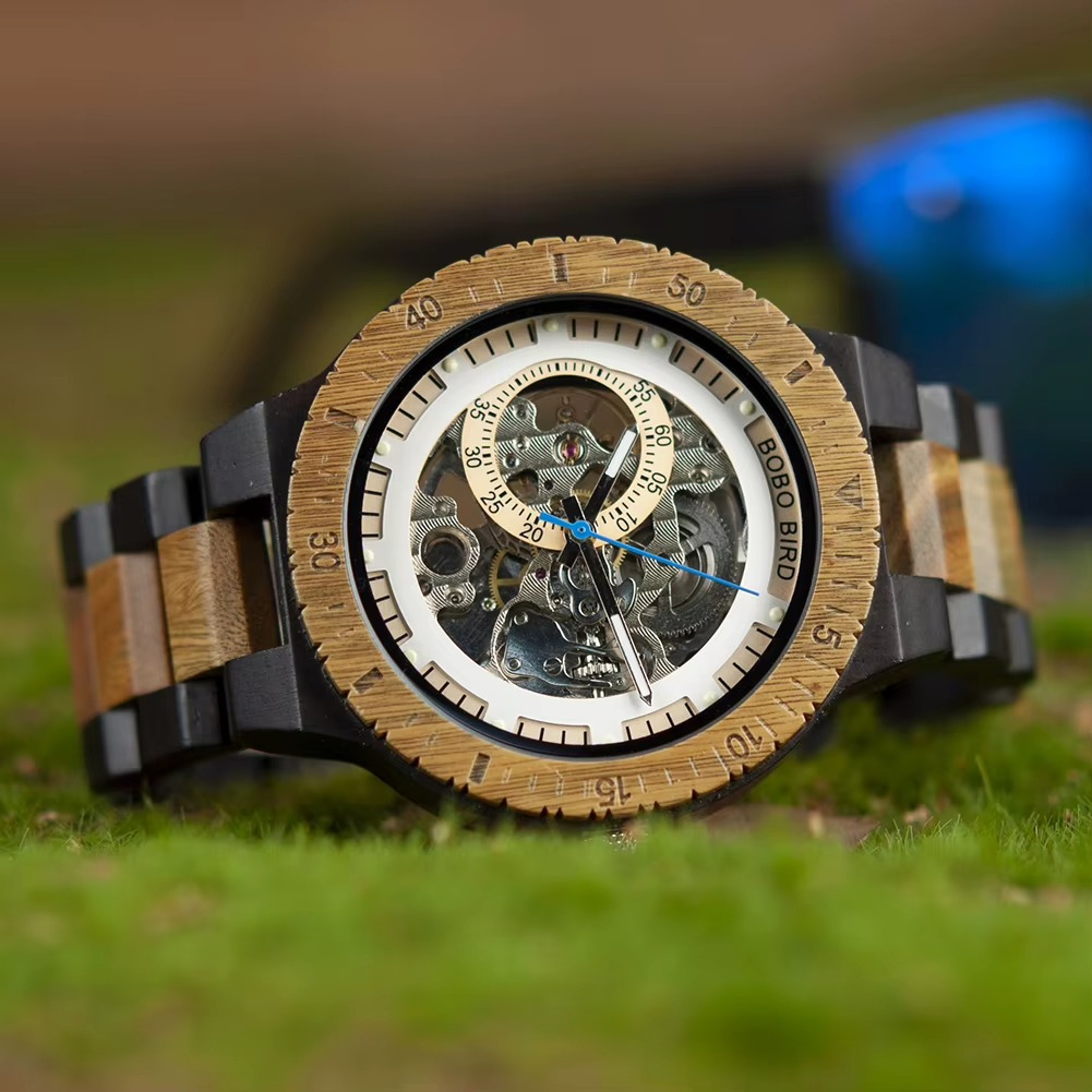 Montre en bois mécanique homme Kaïro avec cadran squelette et bracelet en bois clair et foncé vue de face