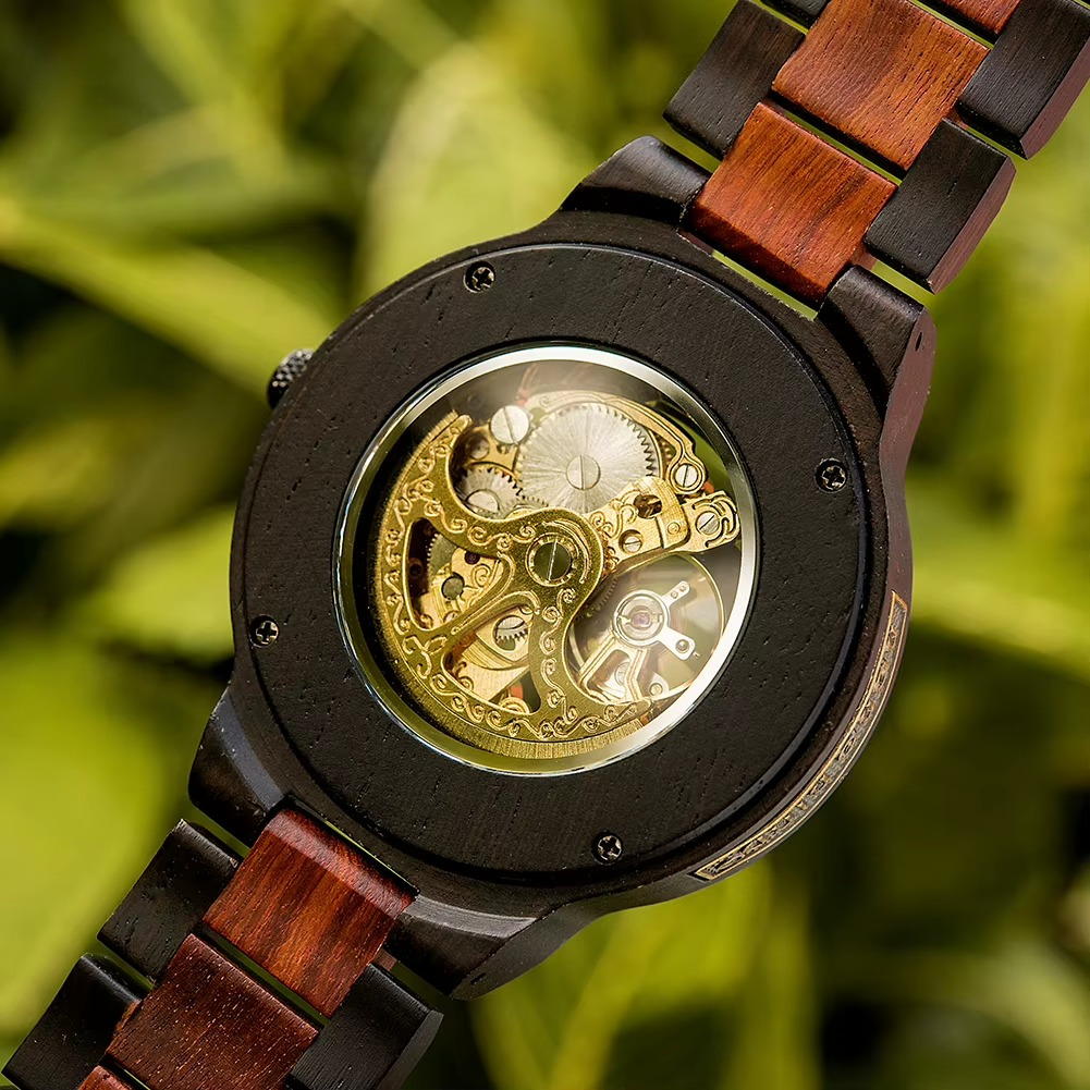 Montre en bois mécanique homme Kaïro vue arrière avec cadran squelette et détails dorés du mécanisme