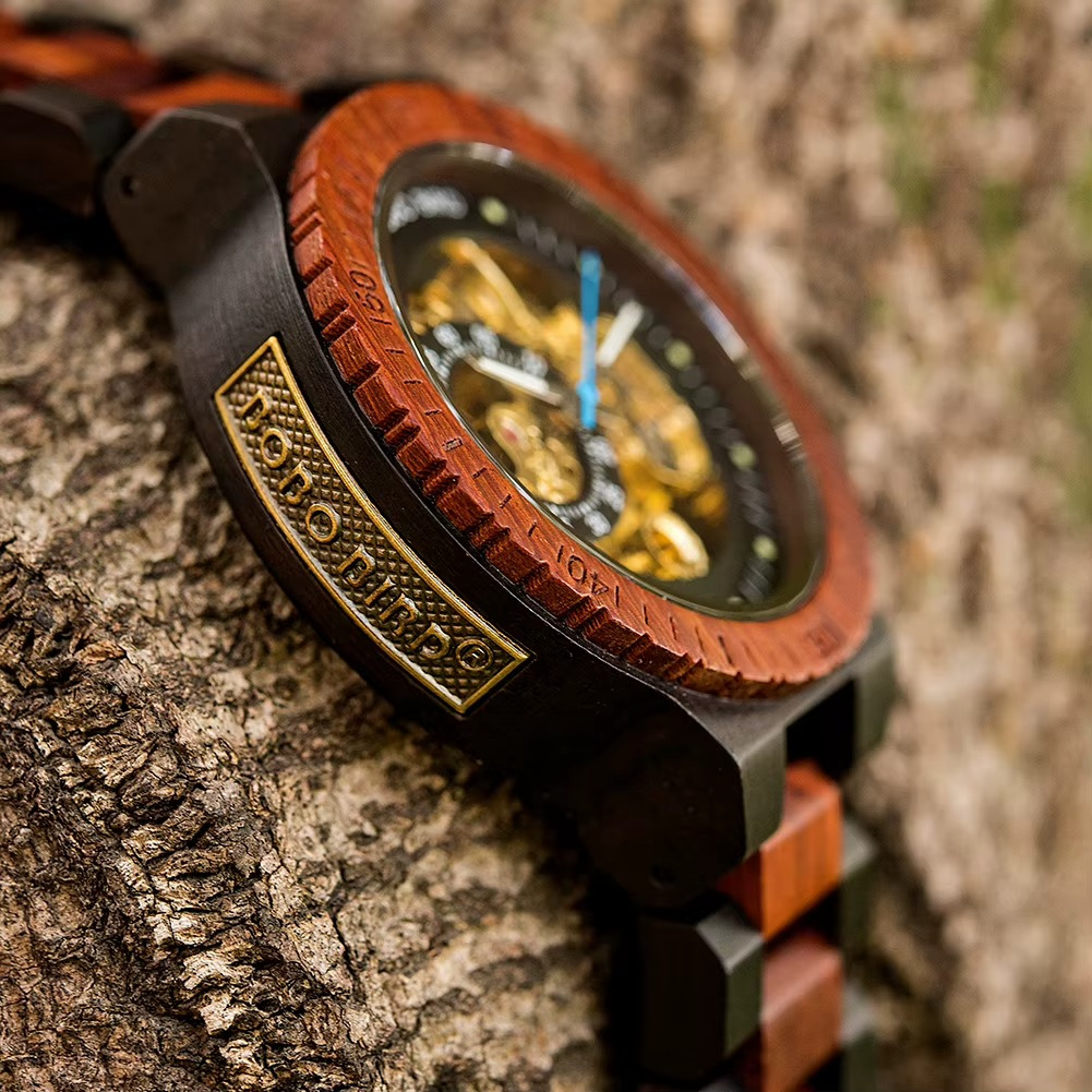 Montre en bois mécanique homme Kaïro avec cadran squelette et bracelet en bois bicolore, vue de côté sur fond naturel