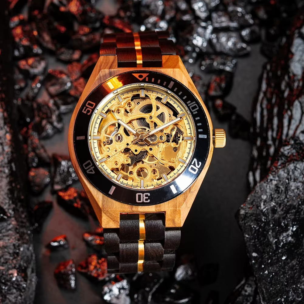 Montre en bois mécanique homme modèle Tanger avec cadran squelette doré et lunette rotative noire vue de face sur fond sombre