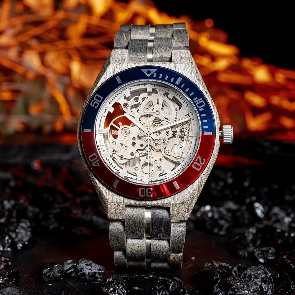 Montre en bois mécanique homme modèle Tanger avec cadran squelette et lunette rotative tricolore bleu blanc rouge