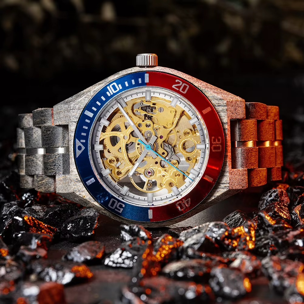 Montre en bois mécanique homme modèle Tanger avec cadran squelette et lunette rotative bicolore rouge et bleu
