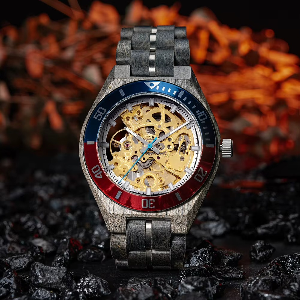 Montre en bois mécanique homme modèle Tanger avec cadran squelette et lunette rotative bicolore rouge et bleu