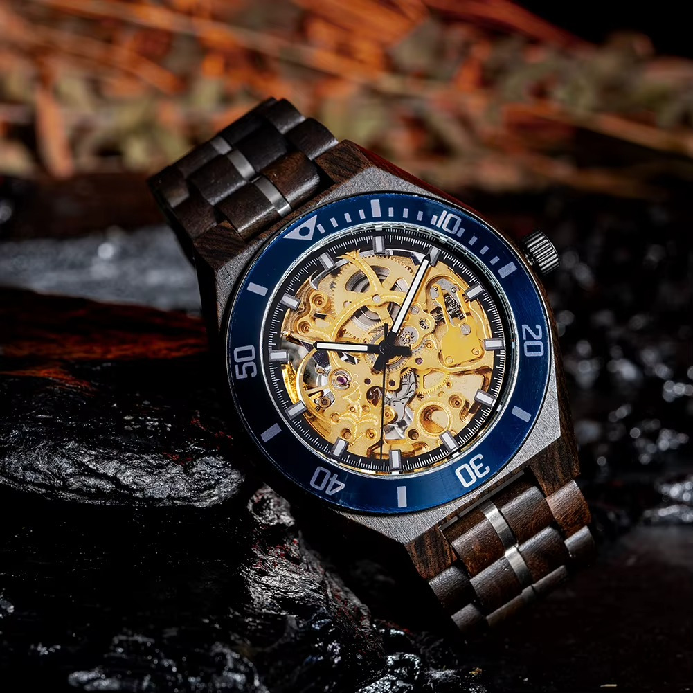 Montre en bois mécanique homme modèle Tanger avec cadran squelette doré et lunette rotative bleue