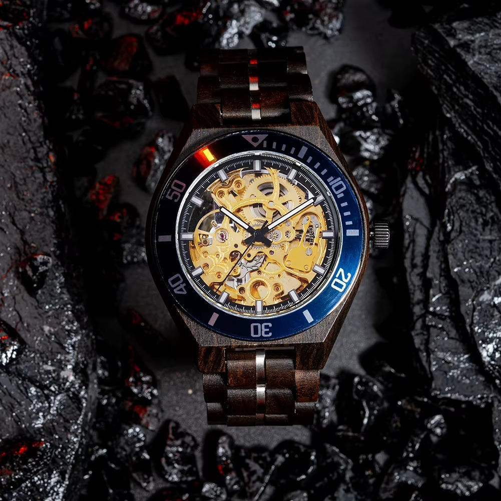 Montre en bois mécanique homme modèle Tanger avec cadran squelette doré et lunette rotative bleue