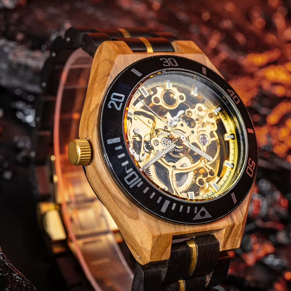 Montre en bois mécanique homme modèle Tanger avec cadran squelette visible et lunette rotative noire