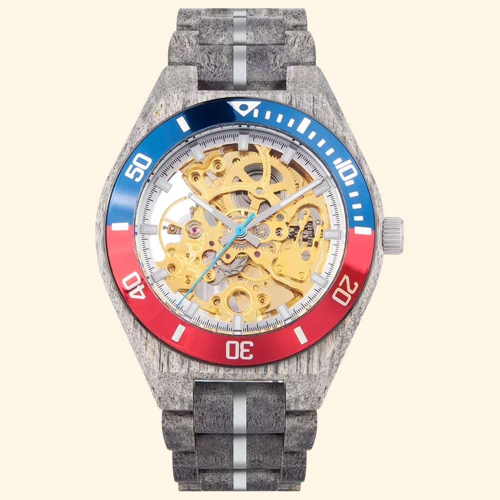 Montre en bois mécanique homme modèle Tanger avec cadran squelette doré et lunette rotative bicolore bleu et rouge