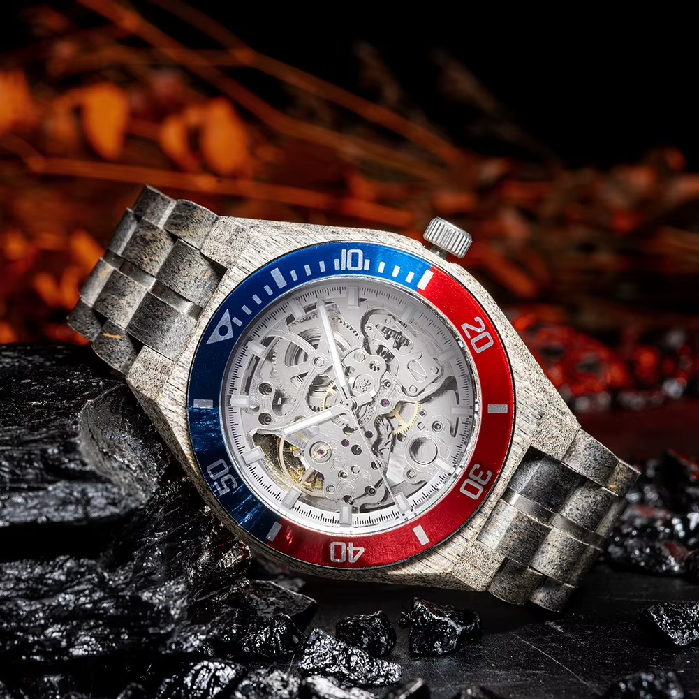 Montre en bois mécanique homme modèle Tanger avec cadran squelette et lunette rotative bicolore bleu et rouge