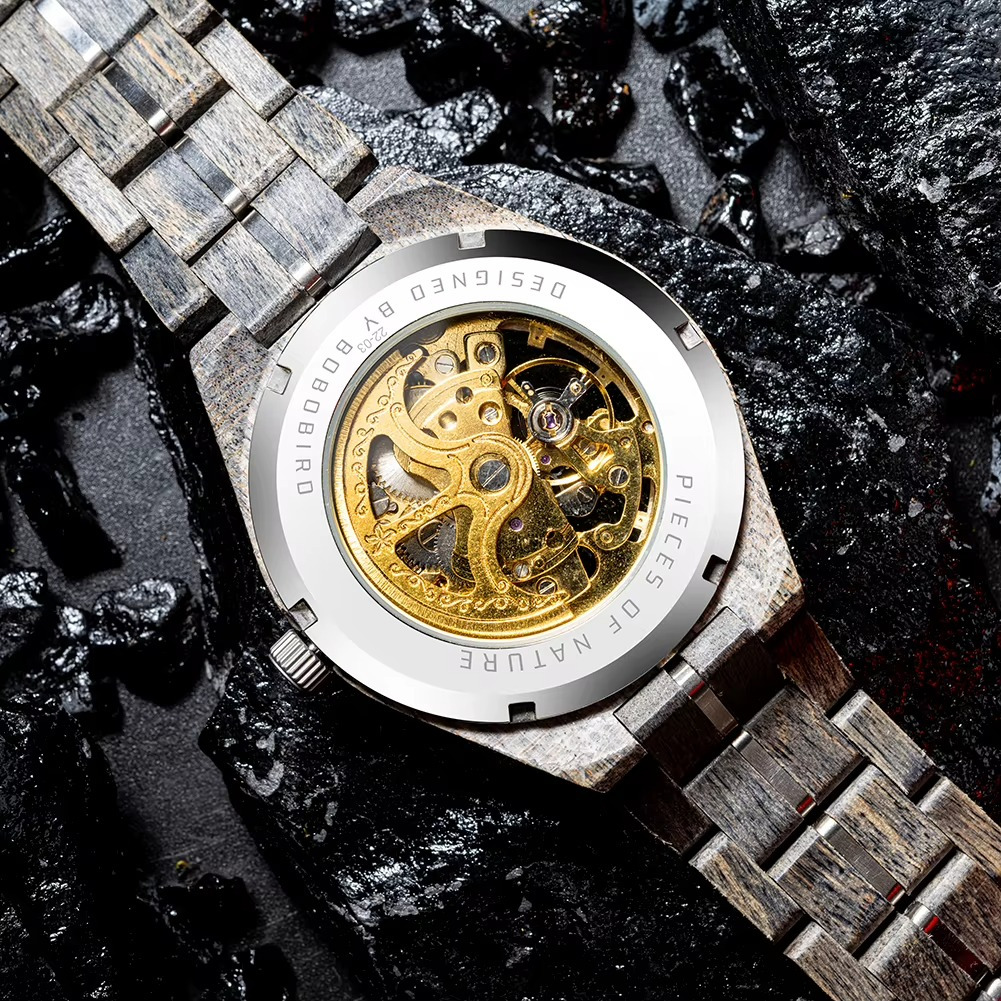 Montre en bois mécanique homme Tanger vue du dos avec cadran squelette et lunette rotative montrant le mécanisme doré