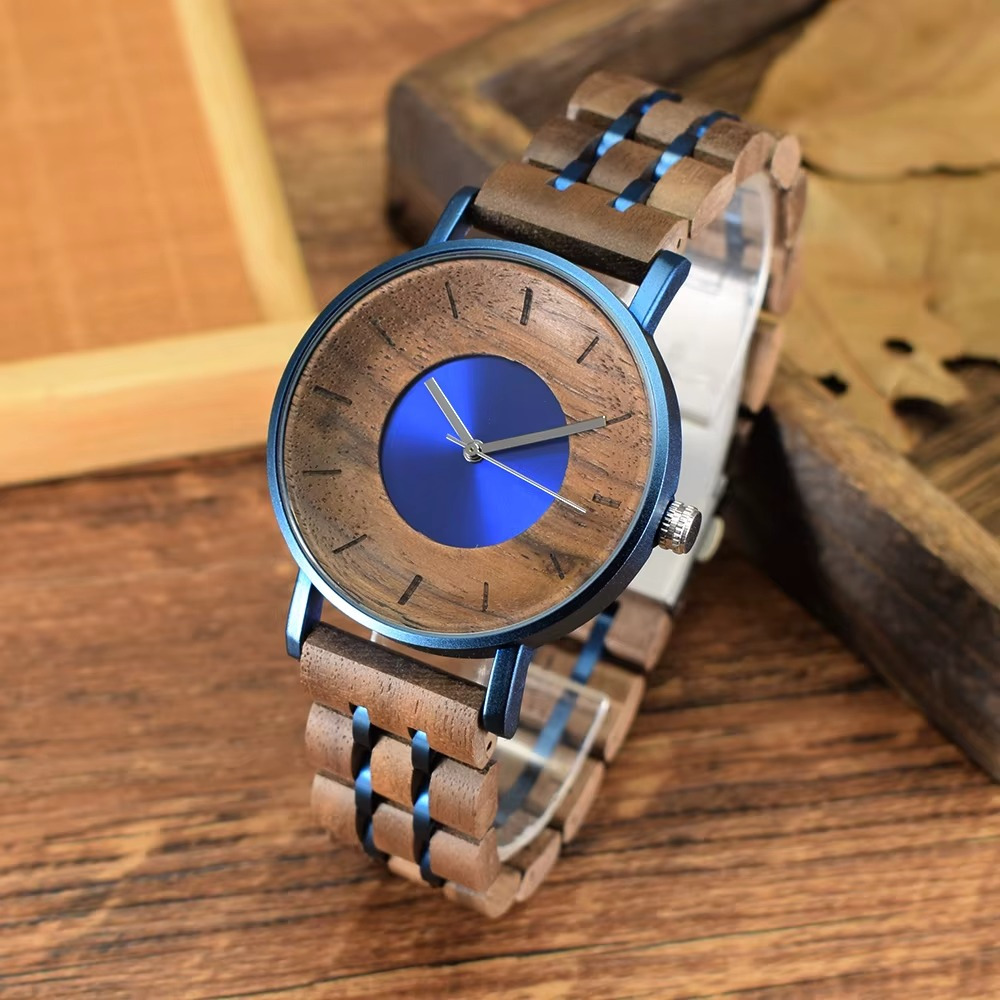 Montre en bois mixte Eclipse avec cadran métal bicolore bleu et bois, bracelet en noyer, vue de face sur fond bois