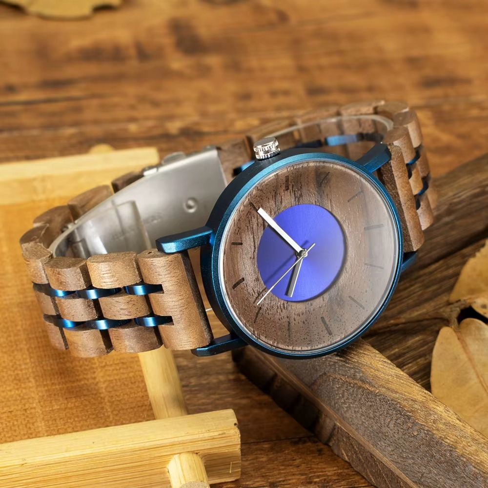 Montre en bois mixte Eclipse avec cadran métal bicolore bleu et bois, bracelet en noyer, vue en angle sur fond en bois