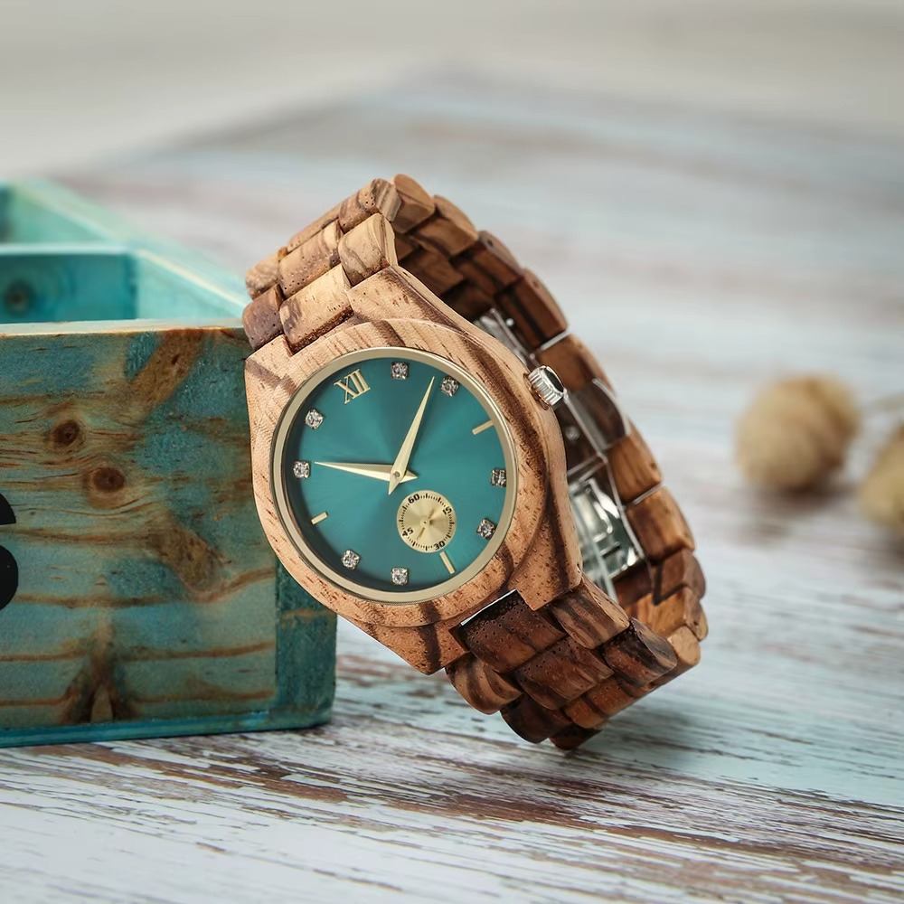Montre en bois naturel femme Aurea avec cadran vert, affichage secondes et index strass, vue détaillée angle latéral