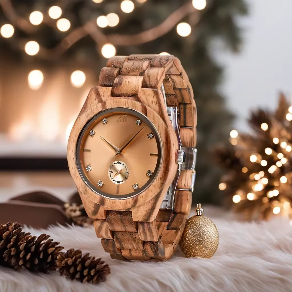 Montre en bois naturel femme Aurea avec affichage des secondes et index en strass, vue de face avec bracelet en maillons en bois clair