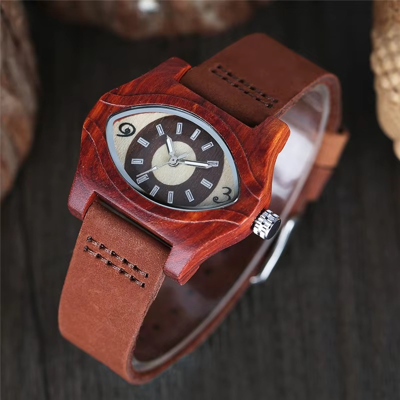 Montre en bois mixte Nazar avec boîtier en bois rouge en forme d'œil et bracelet en cuir marron vue de face en léger angle