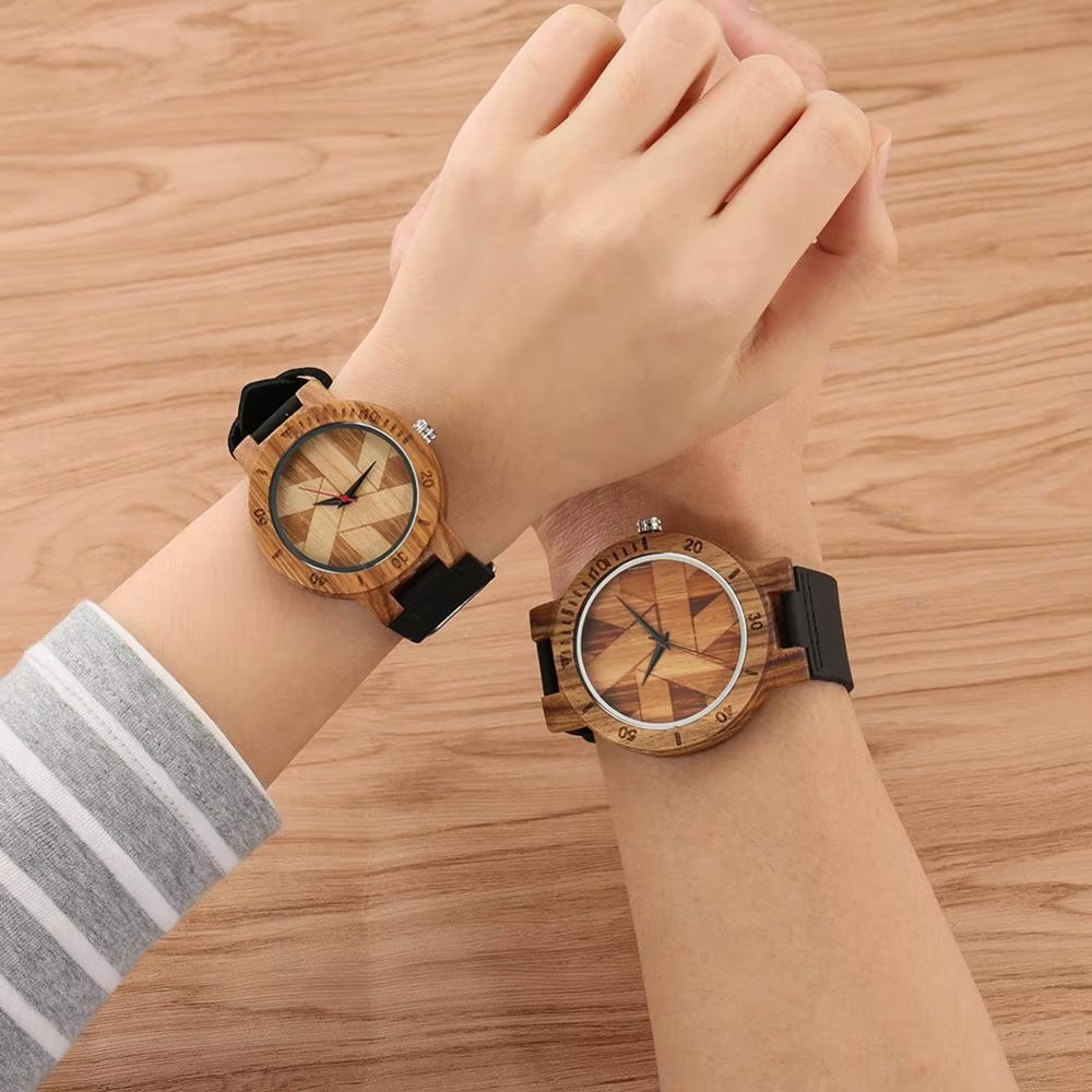 Montre en bois Prisme pour homme avec cadran mosaïque géométrique et bracelet cuir noir portée au poignet