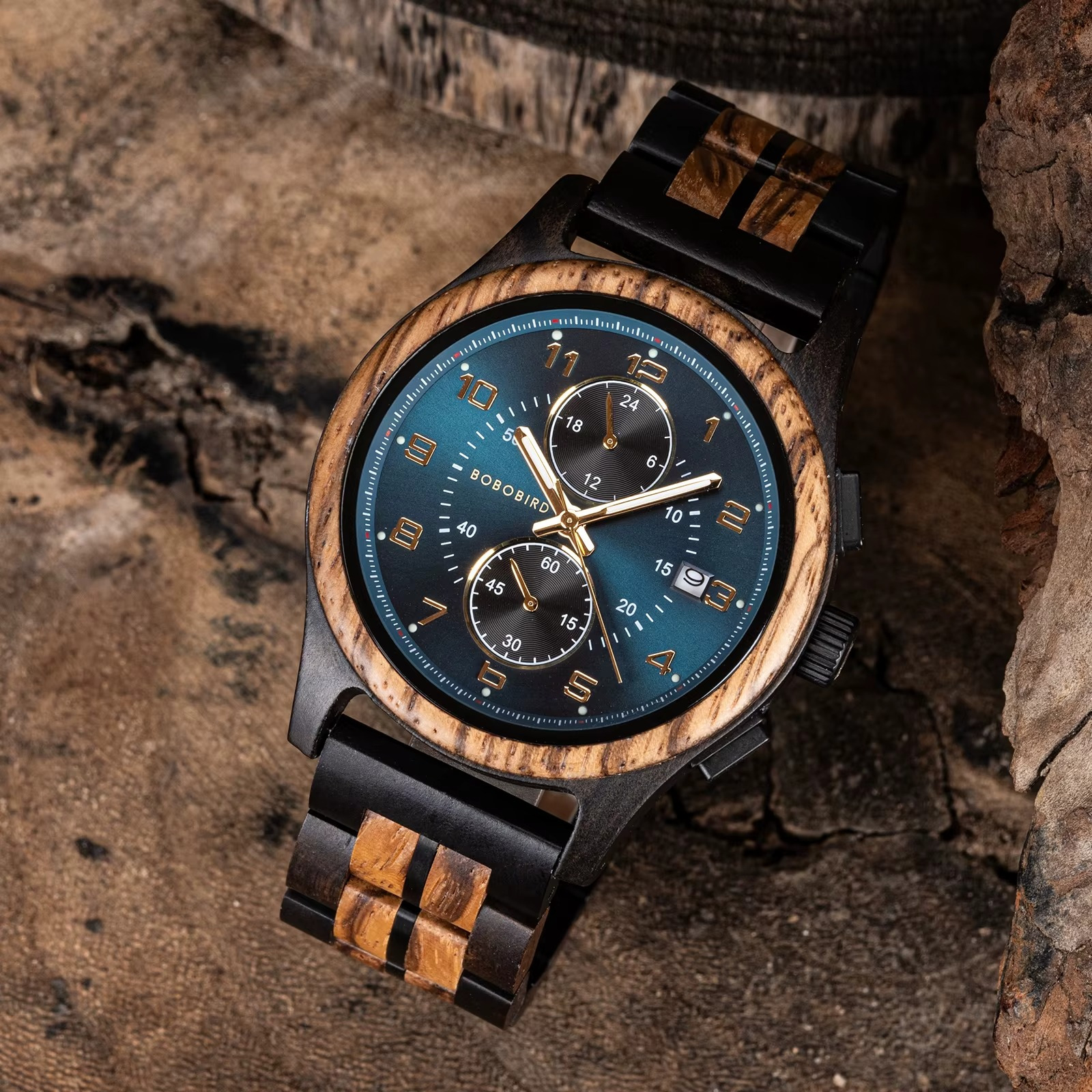 Montre en bois Santorin avec cadran bleu et ébène, vue rapprochée du chronographe et bracelet en bois bicolore