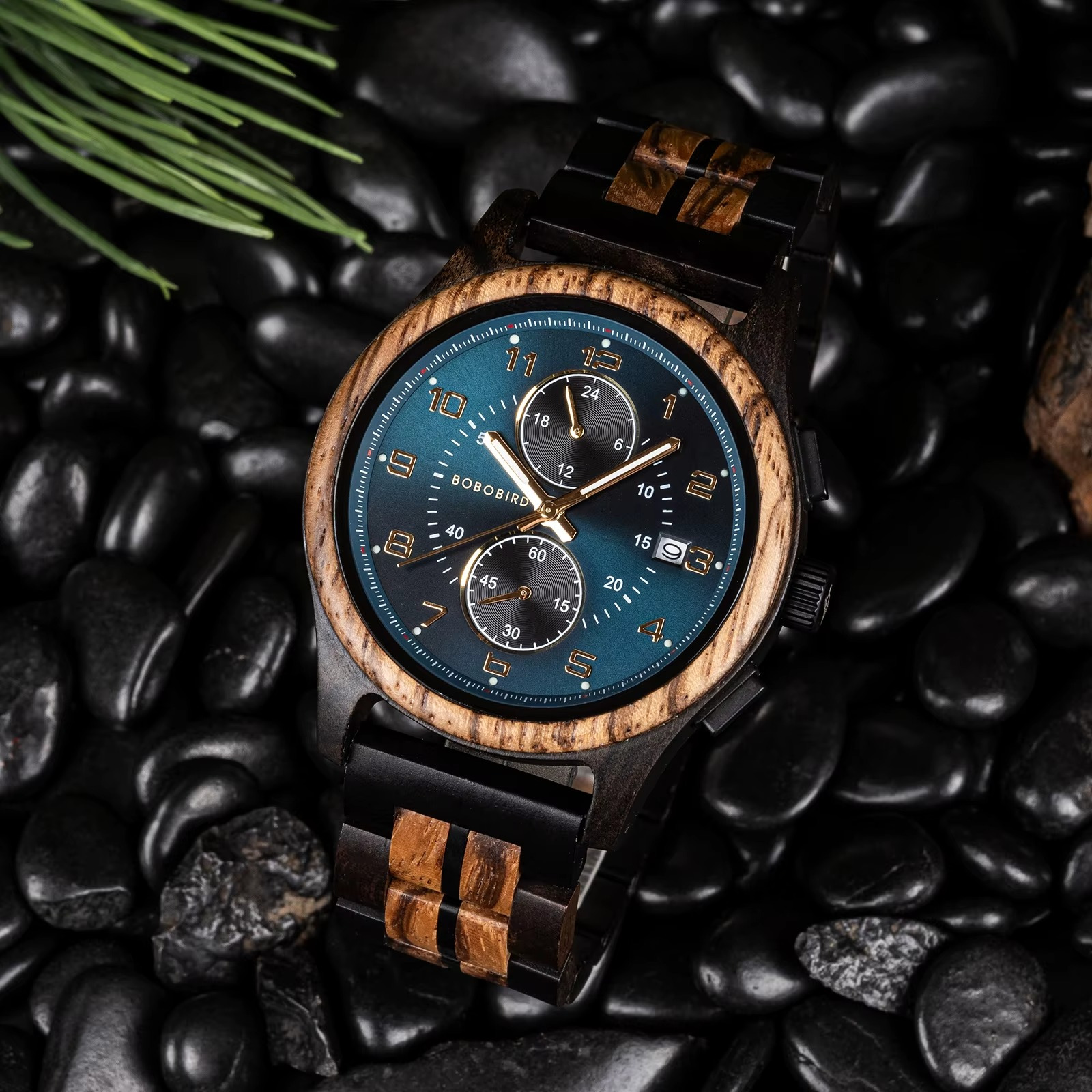 Montre en bois Santorin chronographe avec cadran bleu et ébène sur fond de galets noirs