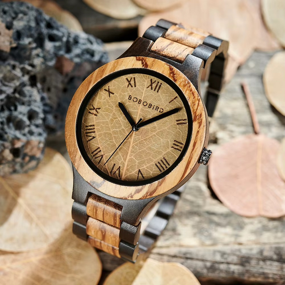 Montre en bois Sylva avec cadran feuille et chiffres romains, bracelet en bois clair et foncé