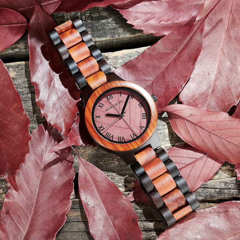Montre en bois Sylva avec cadran feuille rouge et chiffres romains, bracelet bicolore marron et noir