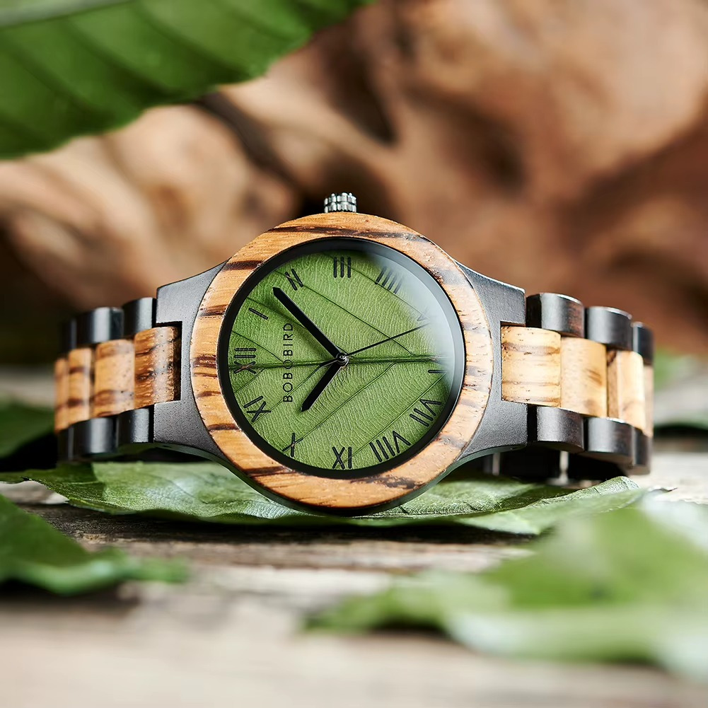 Montre en bois Sylva avec cadran vert à motif feuille et chiffres romains, bracelet en bois clair et foncé