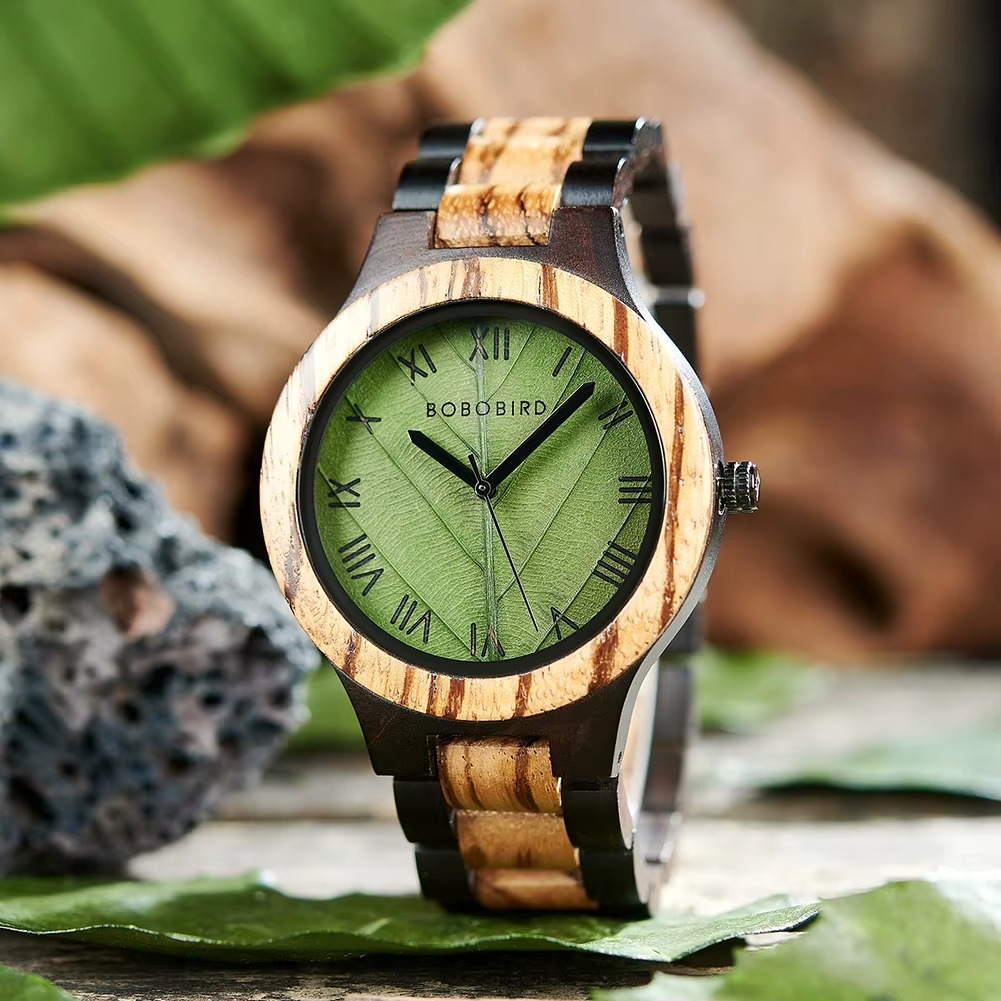 Montre en bois Sylva avec cadran vert feuille et chiffres romains, bracelet en bois clair et foncé