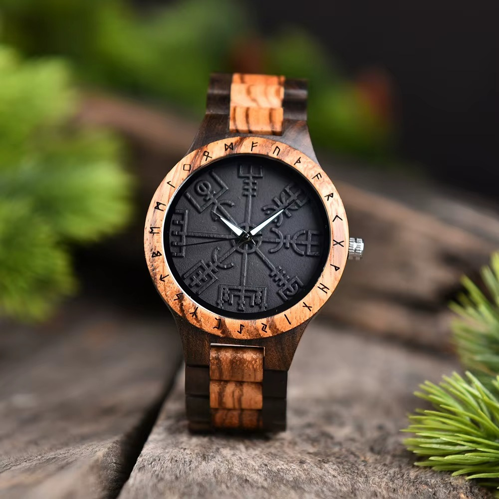Montre en bois Viking homme Vegvisir avec cadran noir et compas runique gravé, bracelet en bois ébène et clair