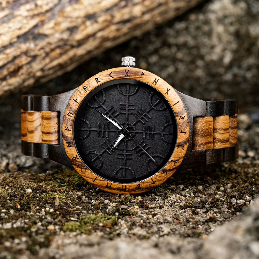Montre en bois Viking Vegvisir pour homme en ébène avec cadran noir et compas runique gravé sur la lunette en bois clair