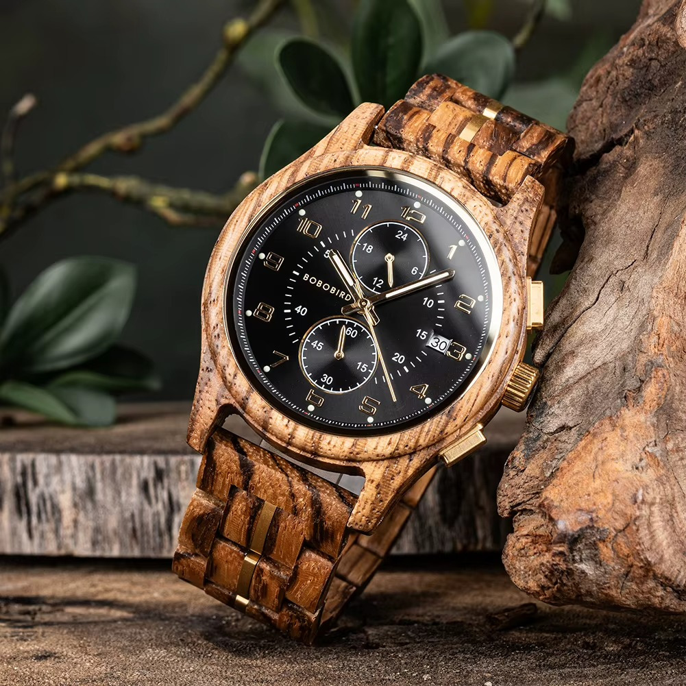 Montre en bois zébrano Obsidienne avec cadran noir et or, vue rapprochée du chronographe et bracelet en bois à motifs naturels
