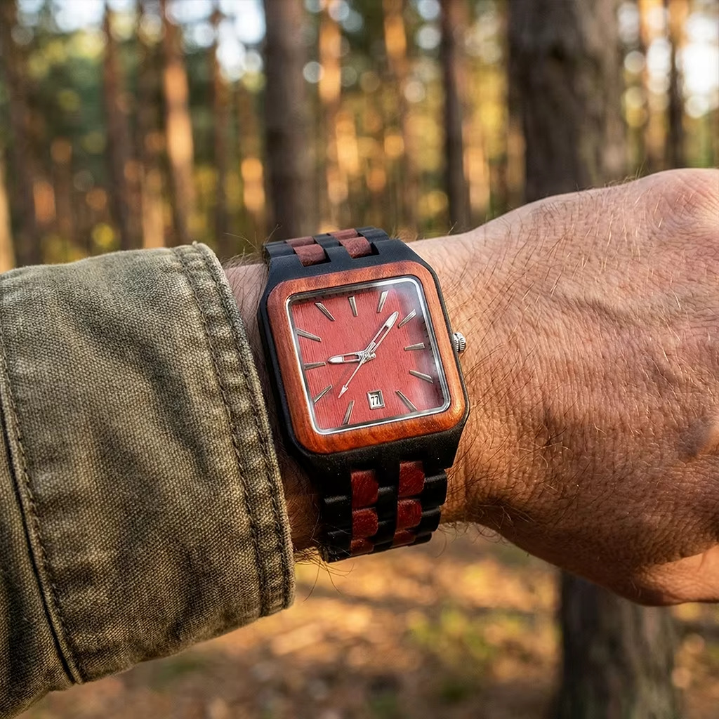 Montre en bois homme modèle Brooklyn avec cadran carré rouge et bracelet damier noir et bois portée au poignet