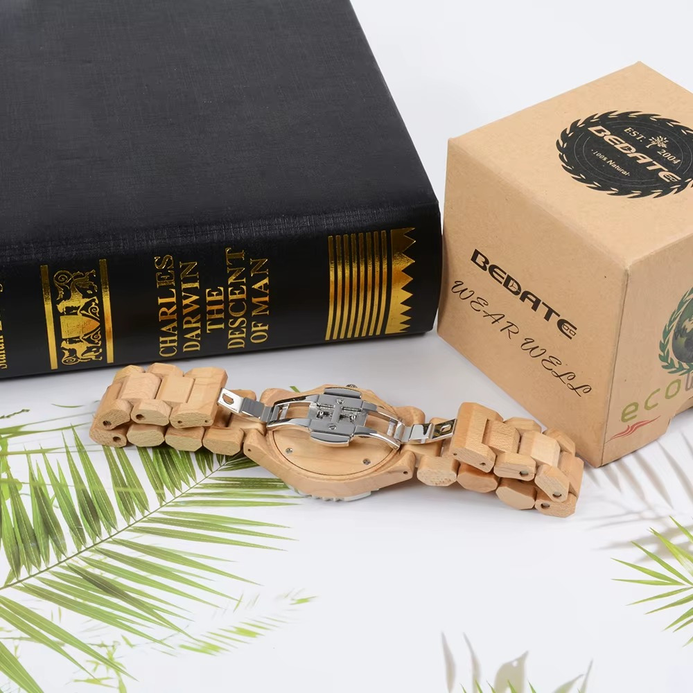Montre en bois femme modèle Capri sport cadran plongée bambou clair vue du bracelet et fermoir déployant