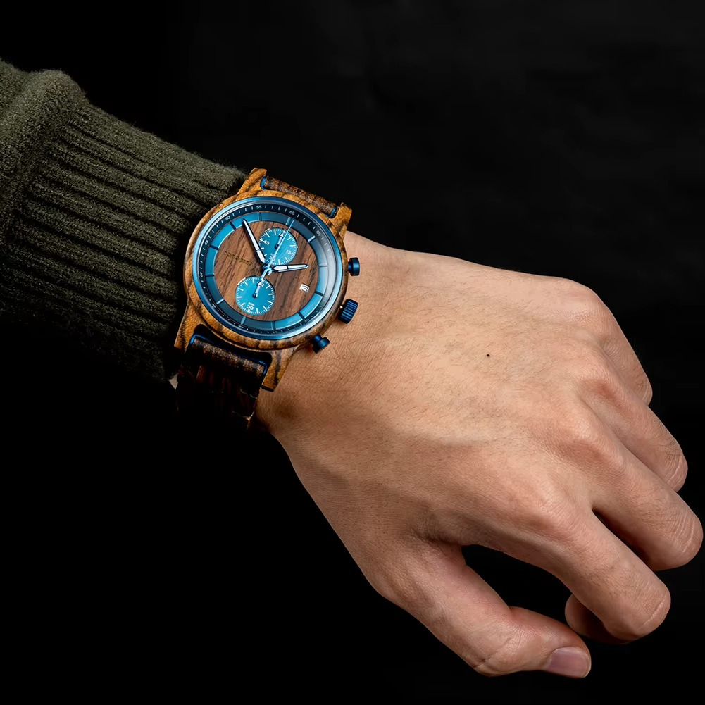 Montre Delphes en bois d'olivier et ébène avec cadran bleu et chronographe portée au poignet