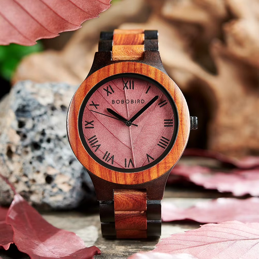 Montre en bois Sylva avec cadran motif feuille rose et chiffres romains noirs