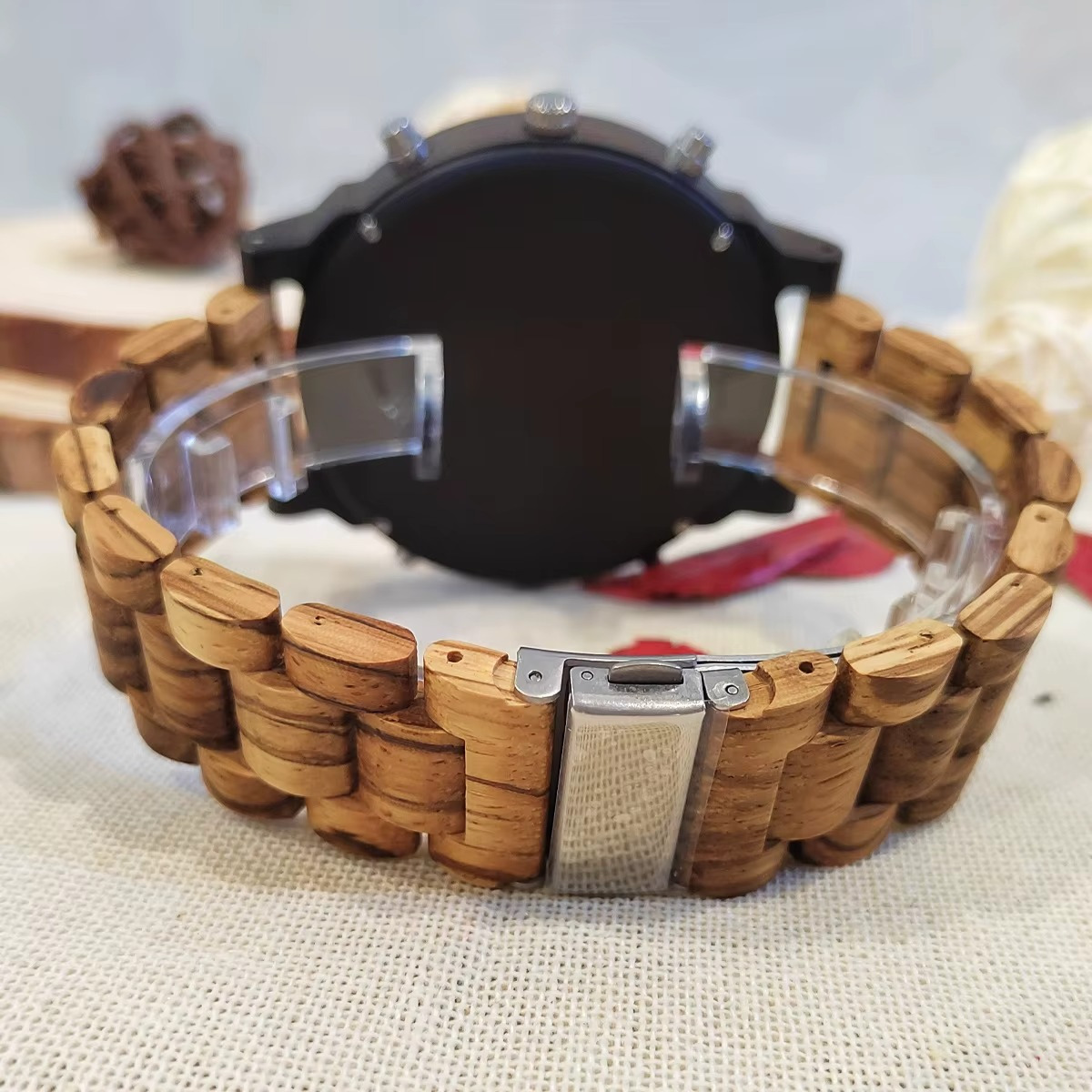 Bracelet en bois et acier de la montre Everest avec grand cadran double fuseau et aiguilles lumineuses, vue arrière du fermoir