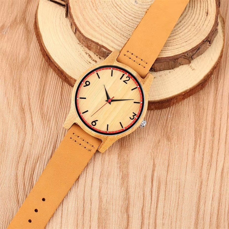 Montre Hanami en bois minimaliste 40 mm avec bracelet cuir marron clair et cadran cerclé rouge vue de face